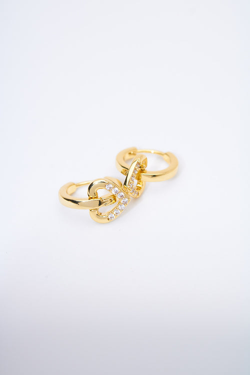 Aretes huggie con corazones pavé dorados