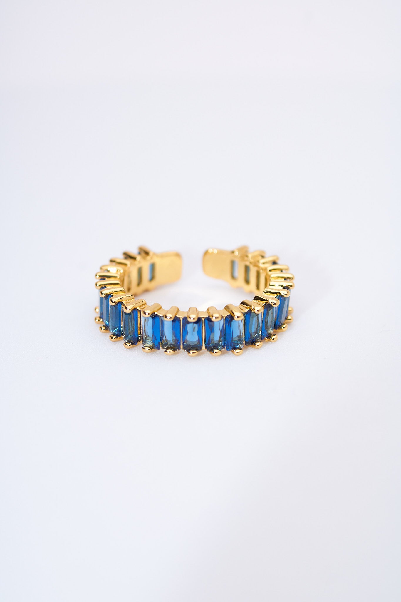 Aro abierto con cristales baguette azules — baño dorado