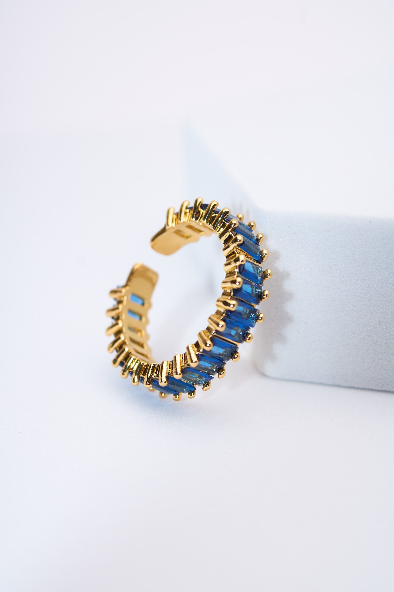 Aro abierto con cristales baguette azules — baño dorado