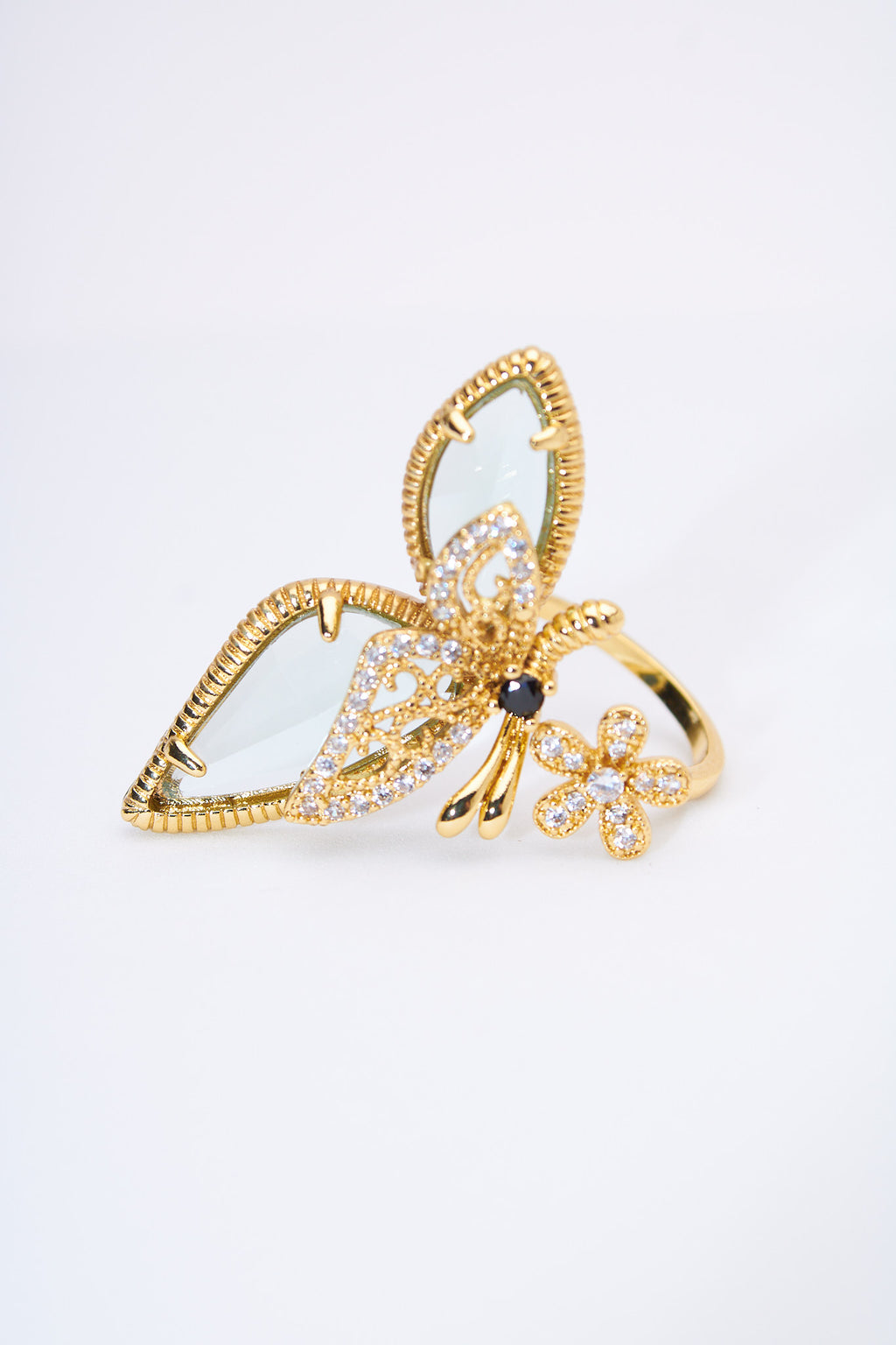 Anillo mariposa dorada con cristales y alas facetadas