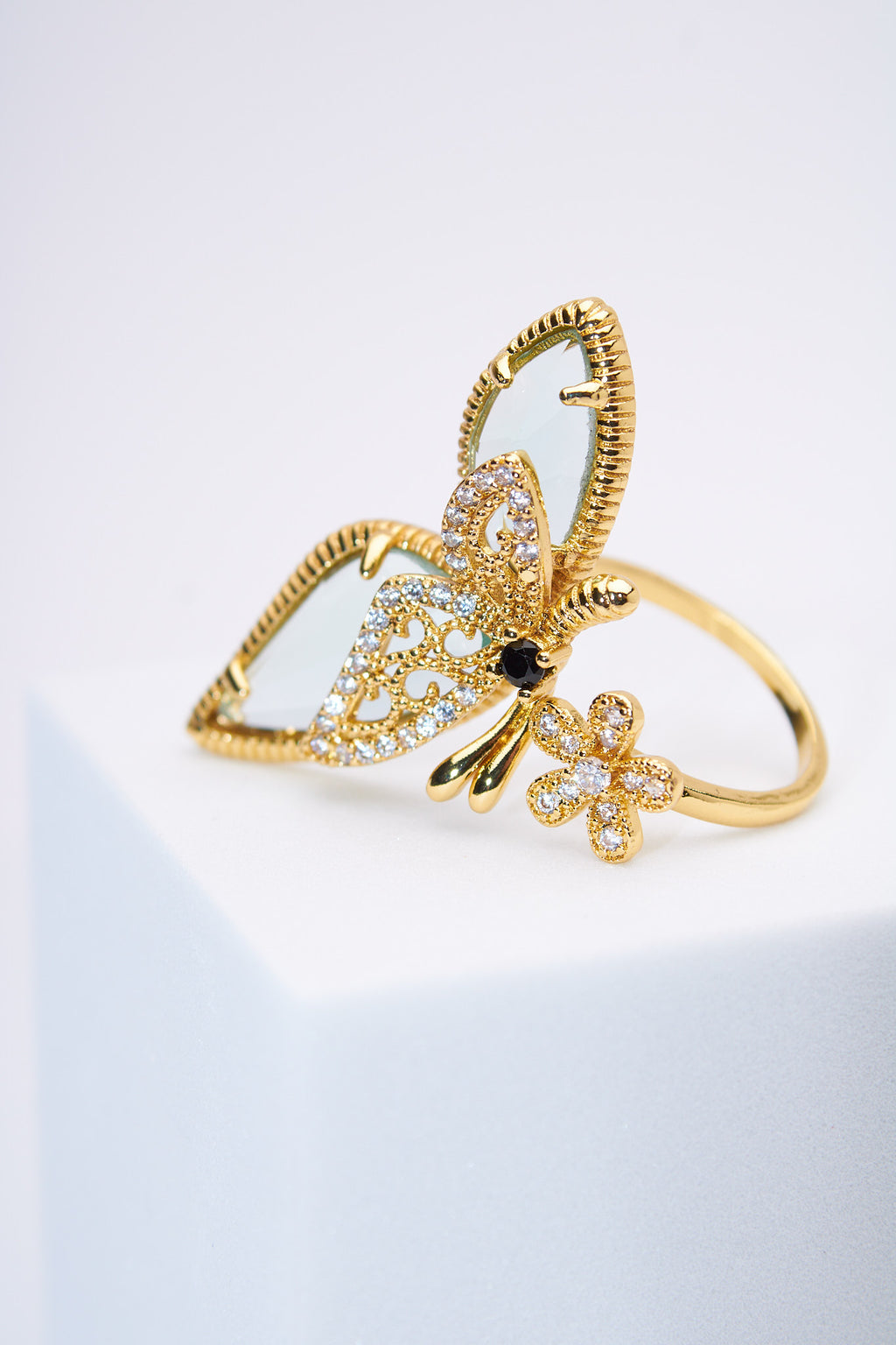Anillo mariposa dorada con cristales y alas facetadas
