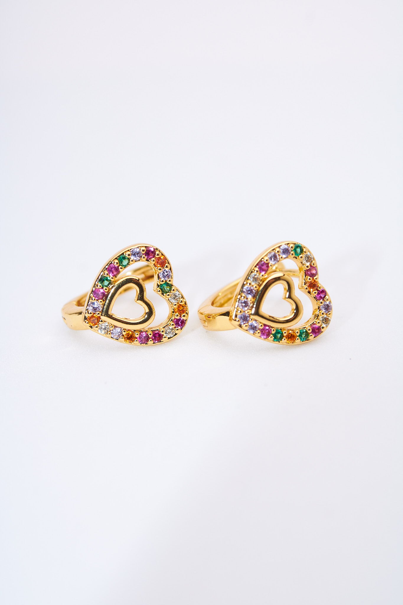 Aretes huggie corazones multicolor pavé — baño dorado