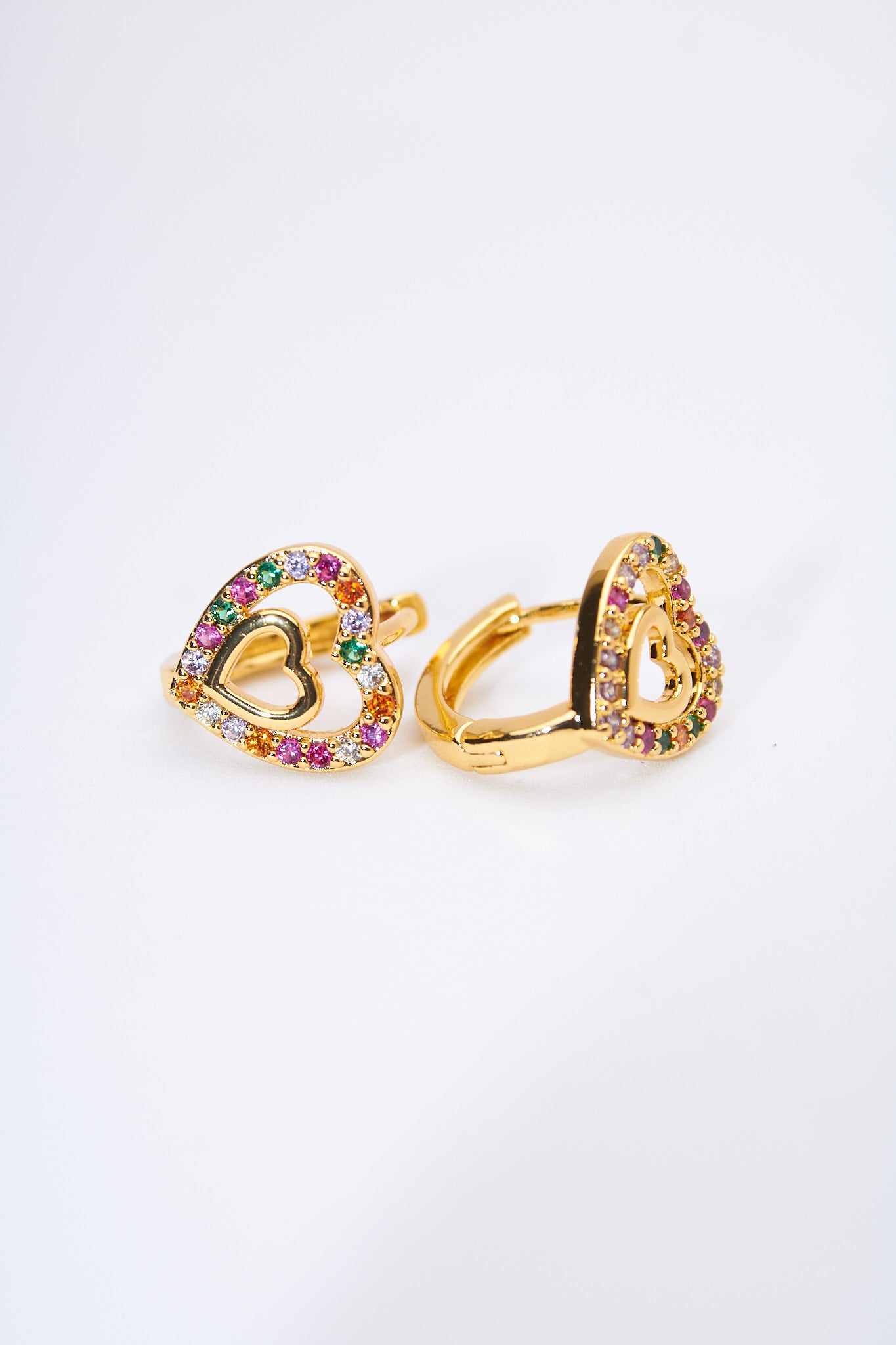 Aretes huggie corazones multicolor pavé — baño dorado