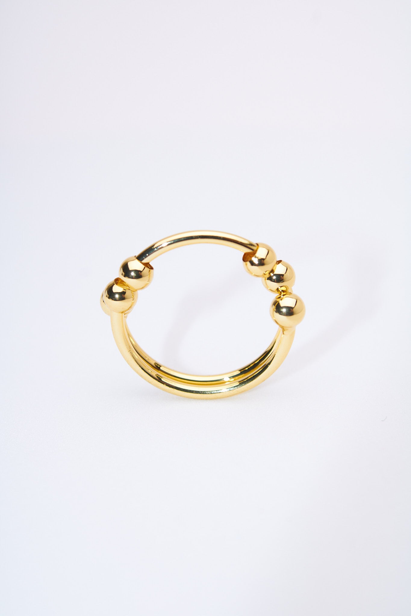 Anillo doble bandas con bolitas móviles — baño dorado
