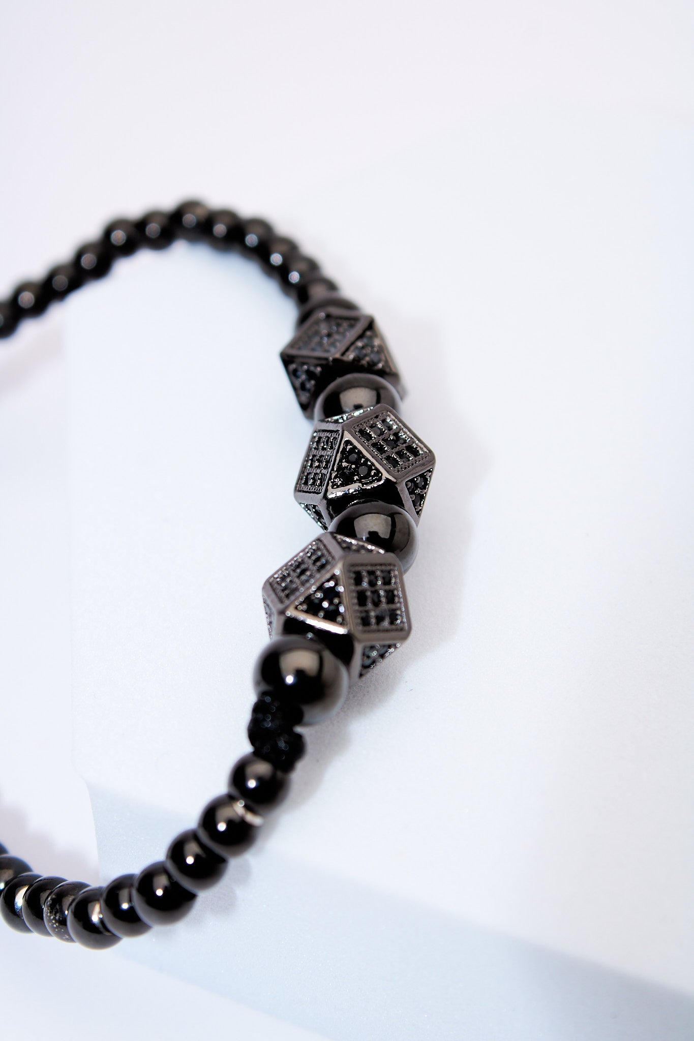 Pulsera ajustable ónix con cubos pavé negros