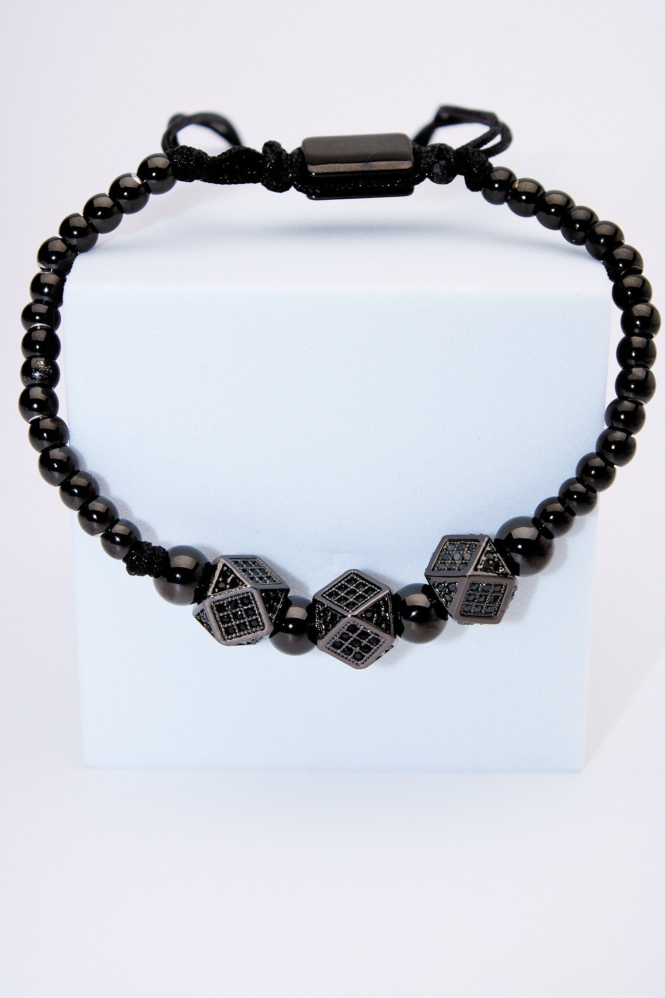 Pulsera ajustable ónix con cubos pavé negros