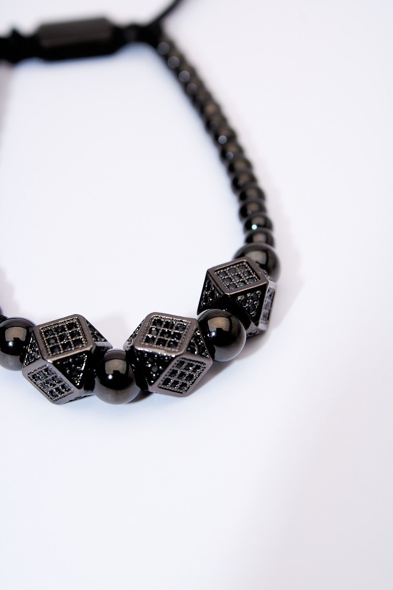 Pulsera ajustable ónix con cubos pavé negros