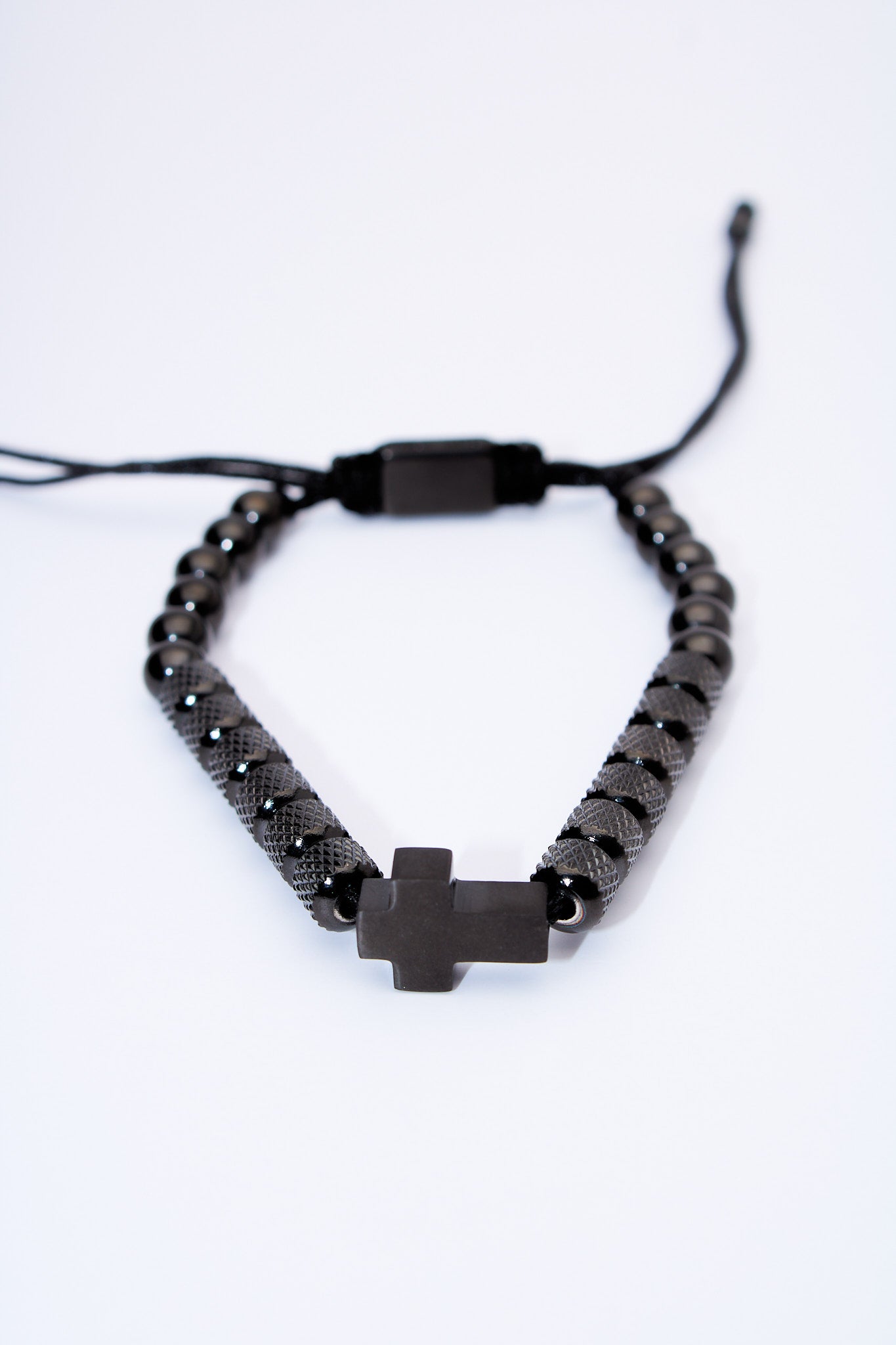 Pulsera ajustable con cruz hematita y trenzado texturizado