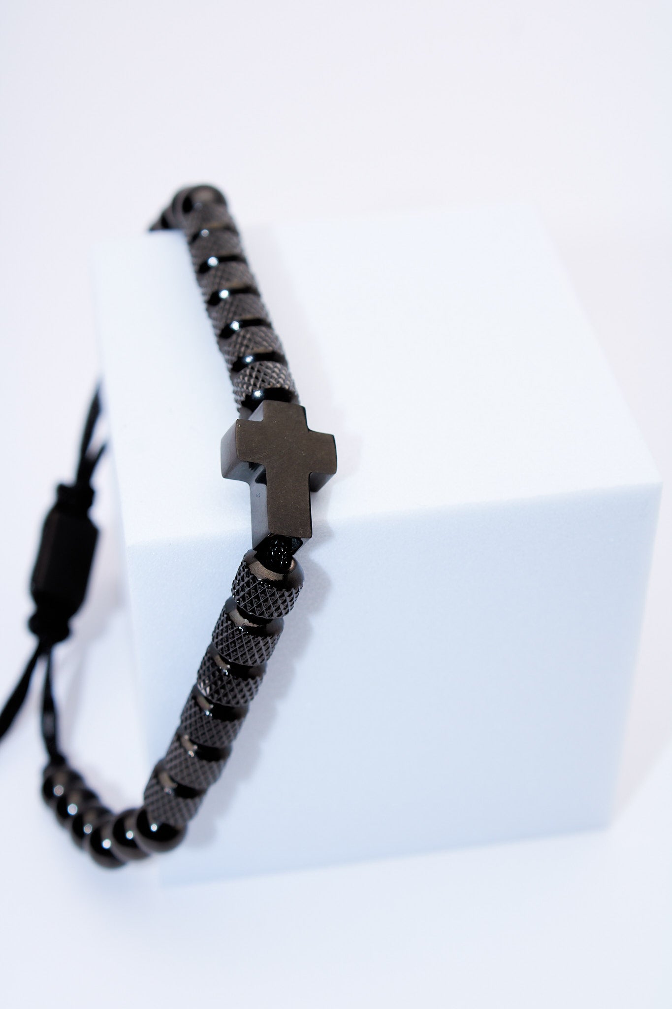 Pulsera ajustable con cruz hematita y trenzado texturizado