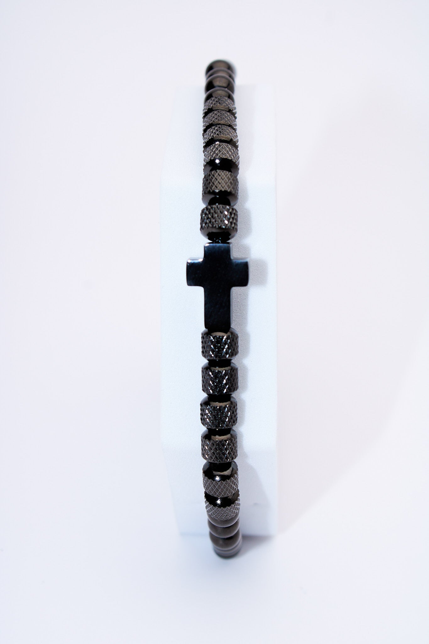 Pulsera ajustable con cruz hematita y trenzado texturizado