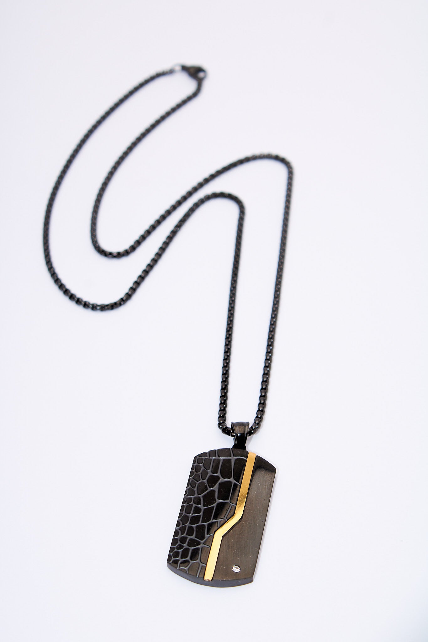 Collar placa decorativa bicolor con textura croco