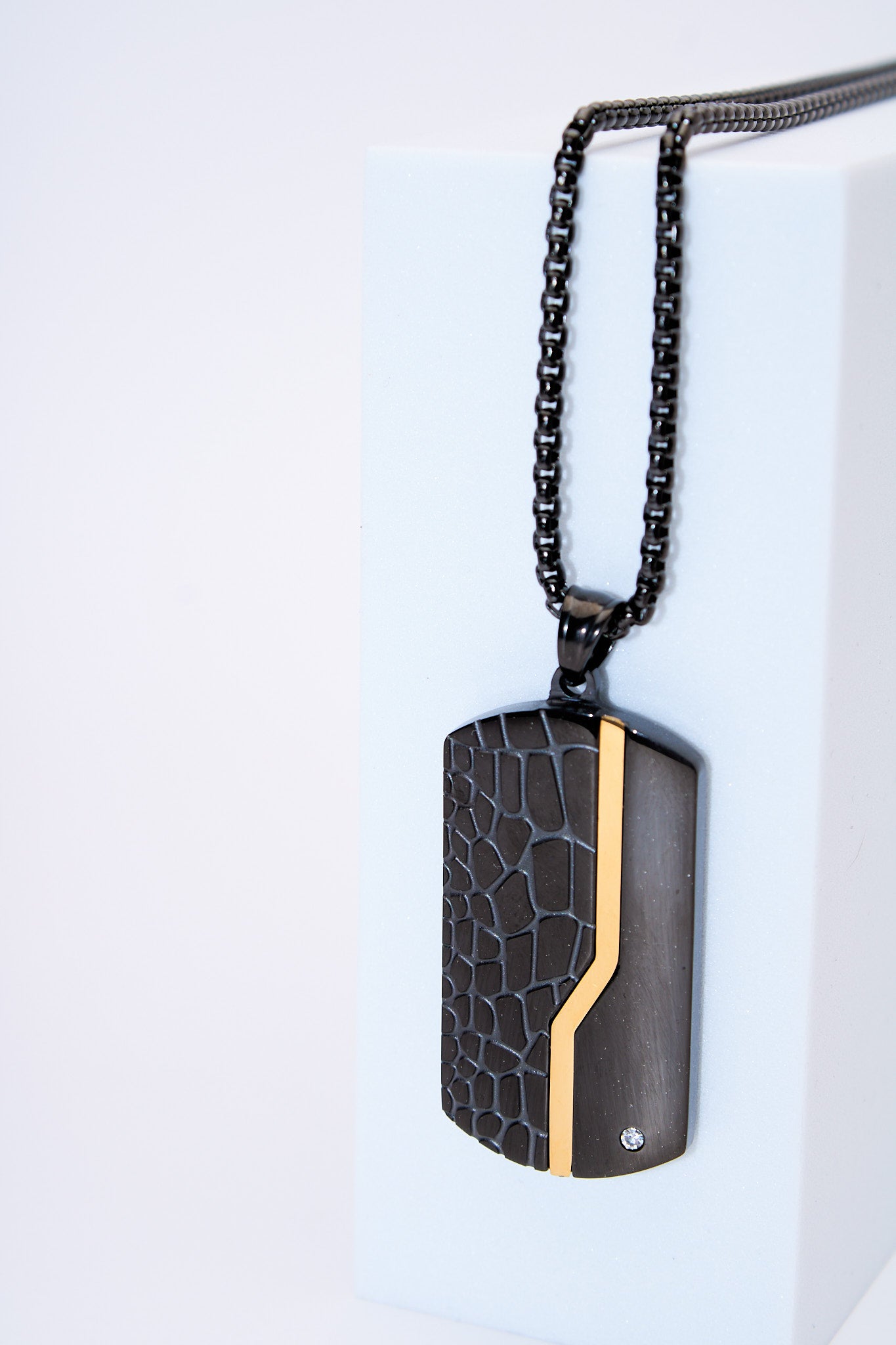 Collar placa decorativa bicolor con textura croco