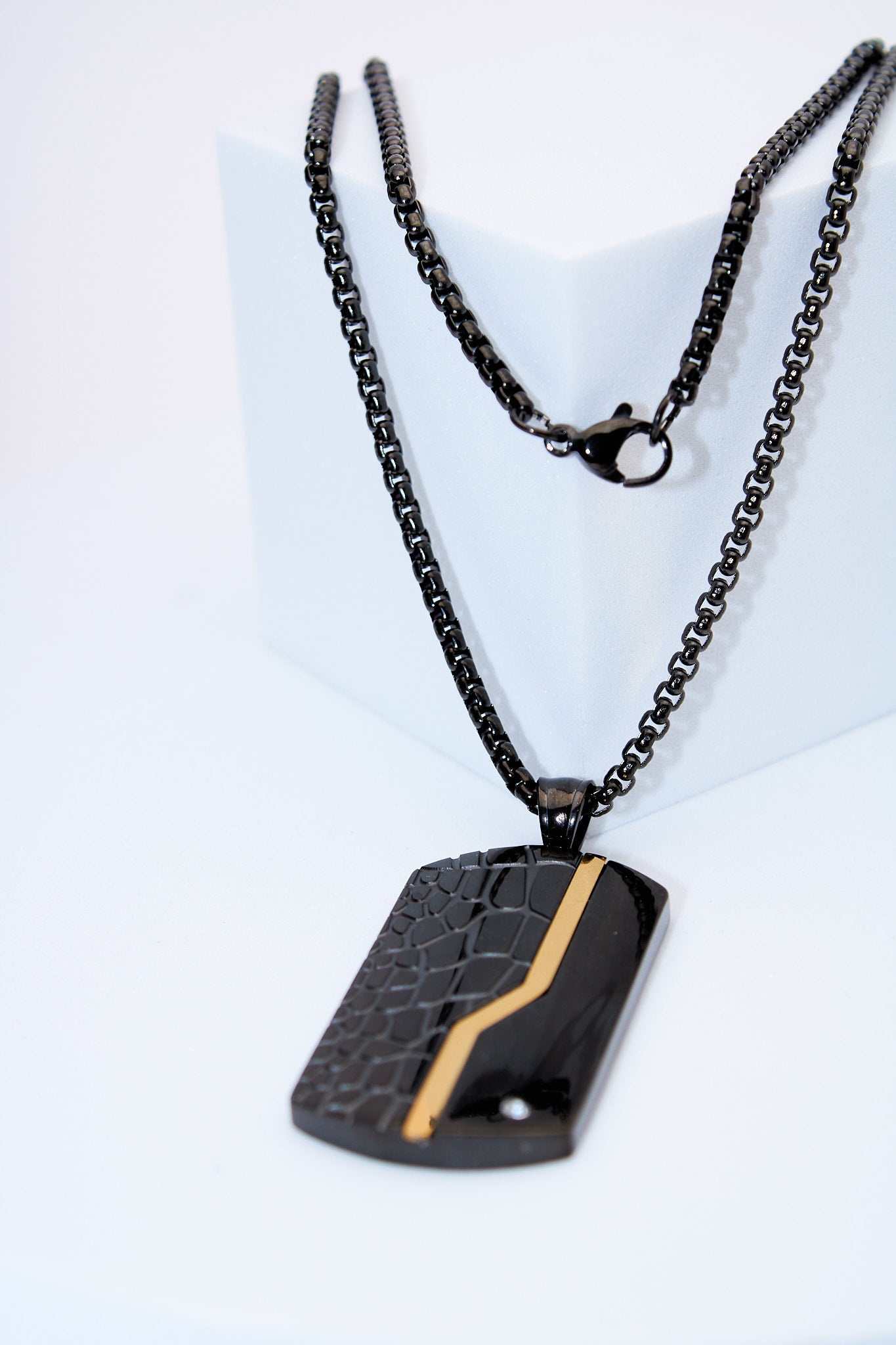 Collar placa decorativa bicolor con textura croco