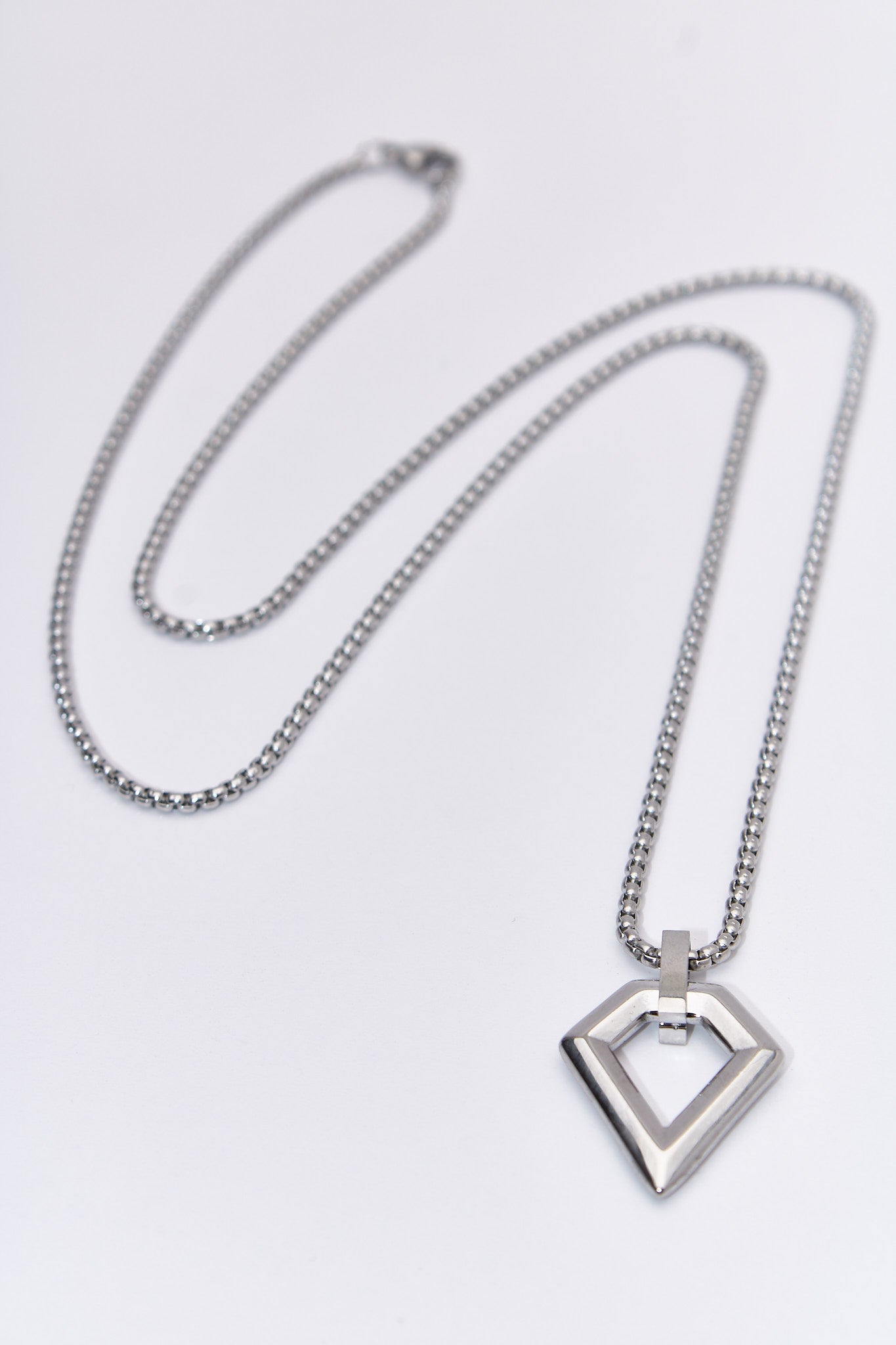 Collar colgante rombo hueco plateado
