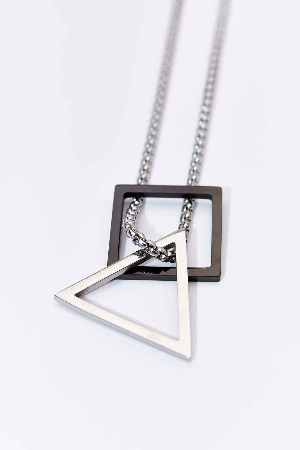 Collar doble geométrico — rombo negro + triángulo plateado