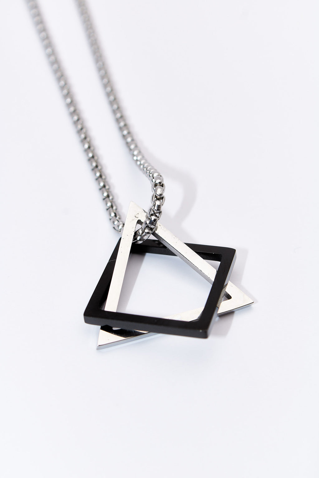 Collar doble geométrico — rombo negro + triángulo plateado