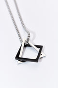 Collar doble geométrico — rombo negro + triángulo plateado