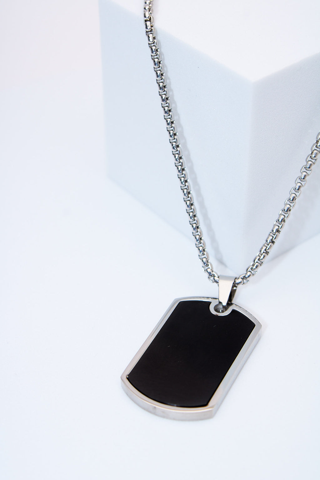 Collar placa octogonal negra — acero inoxidable plateado