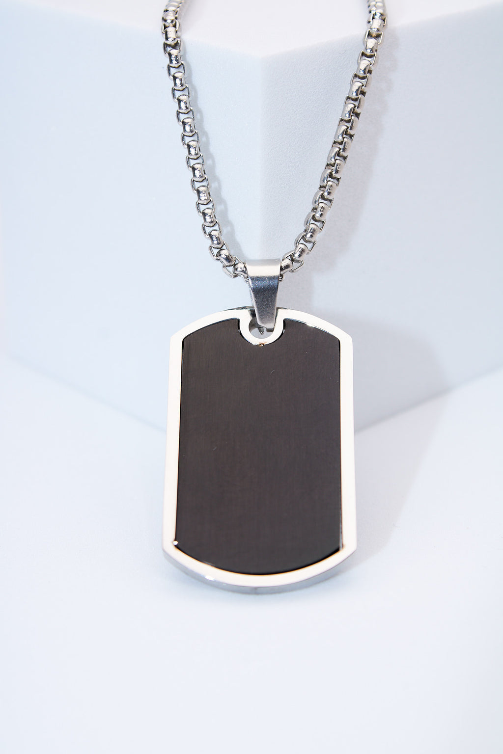 Collar placa octogonal negra — acero inoxidable plateado