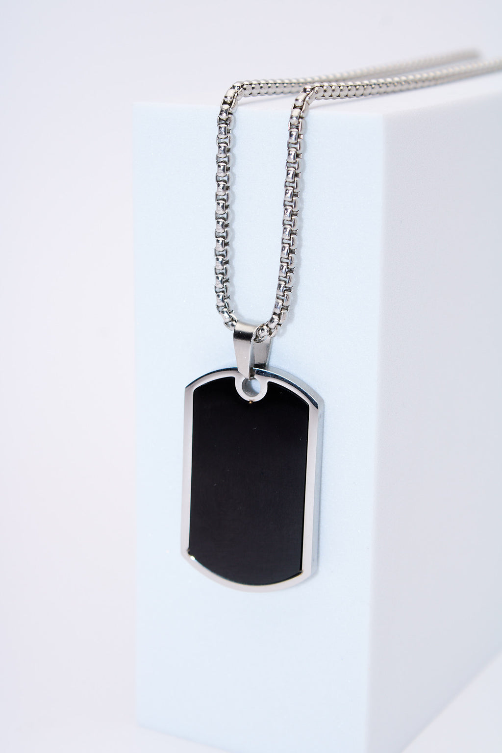 Collar placa octogonal negra — acero inoxidable plateado