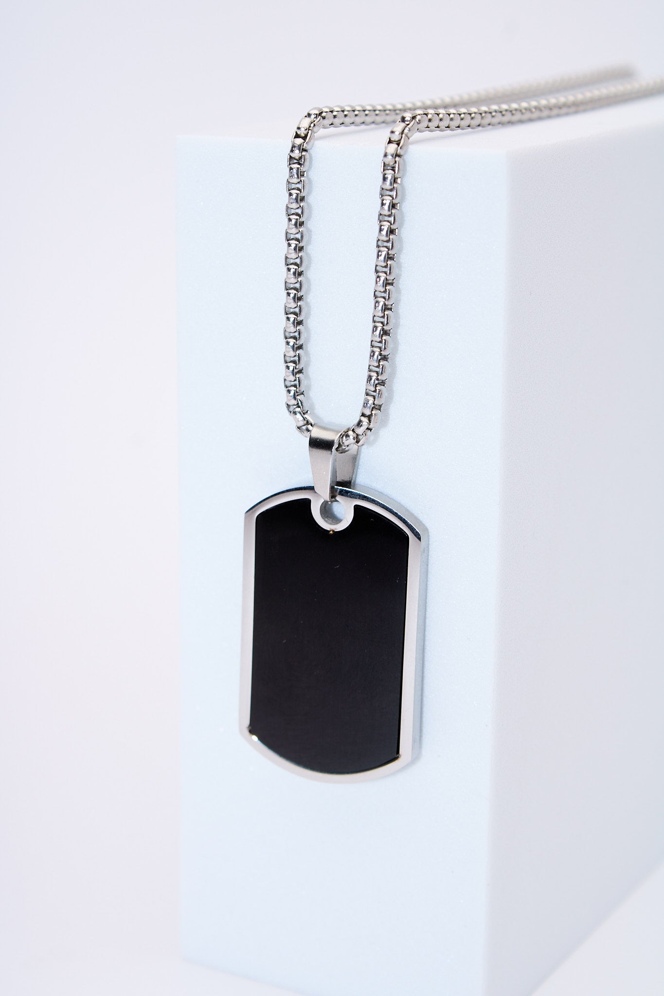Collar placa octogonal negra — acero inoxidable plateado