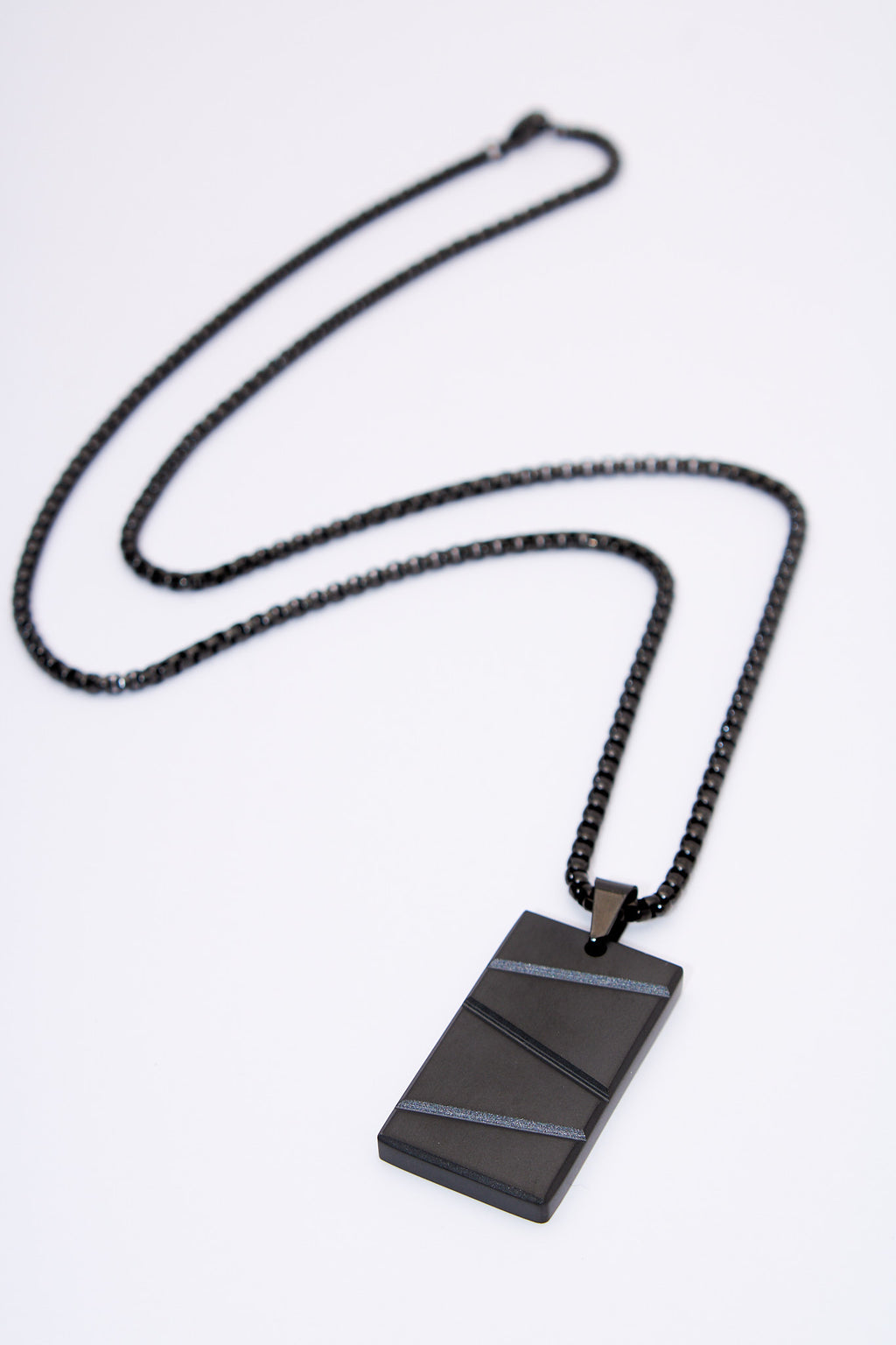 Collar placa rectangular negra con franjas texturadas