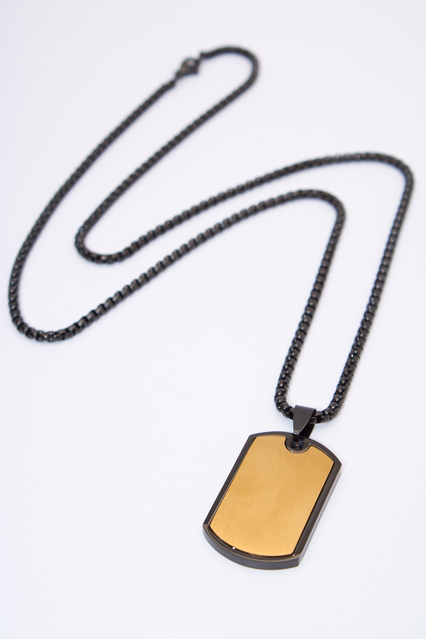 Collar placa tipo dog tag bicolor — placa dorada y marco negro