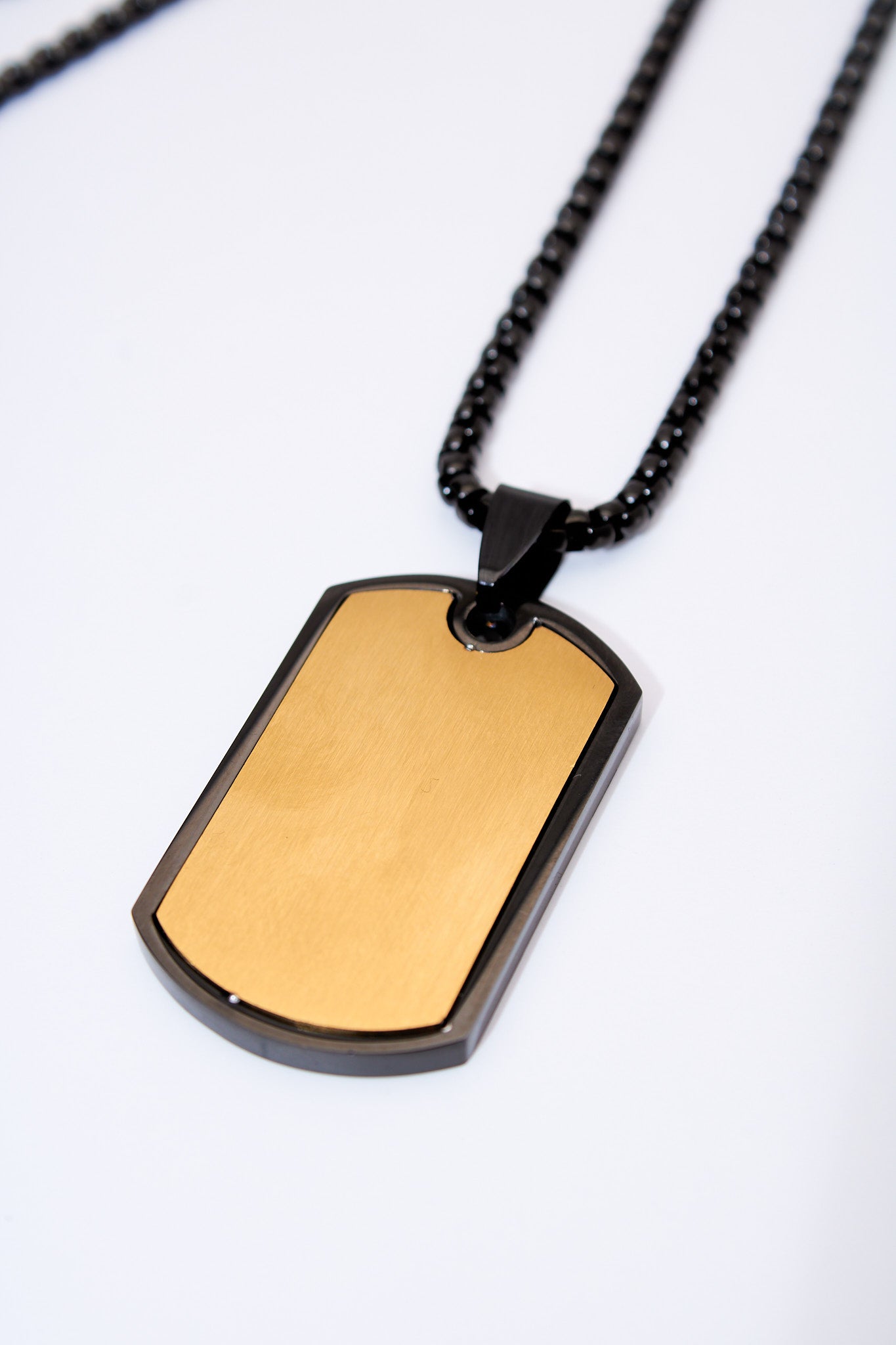 Collar placa tipo dog tag bicolor — placa dorada y marco negro