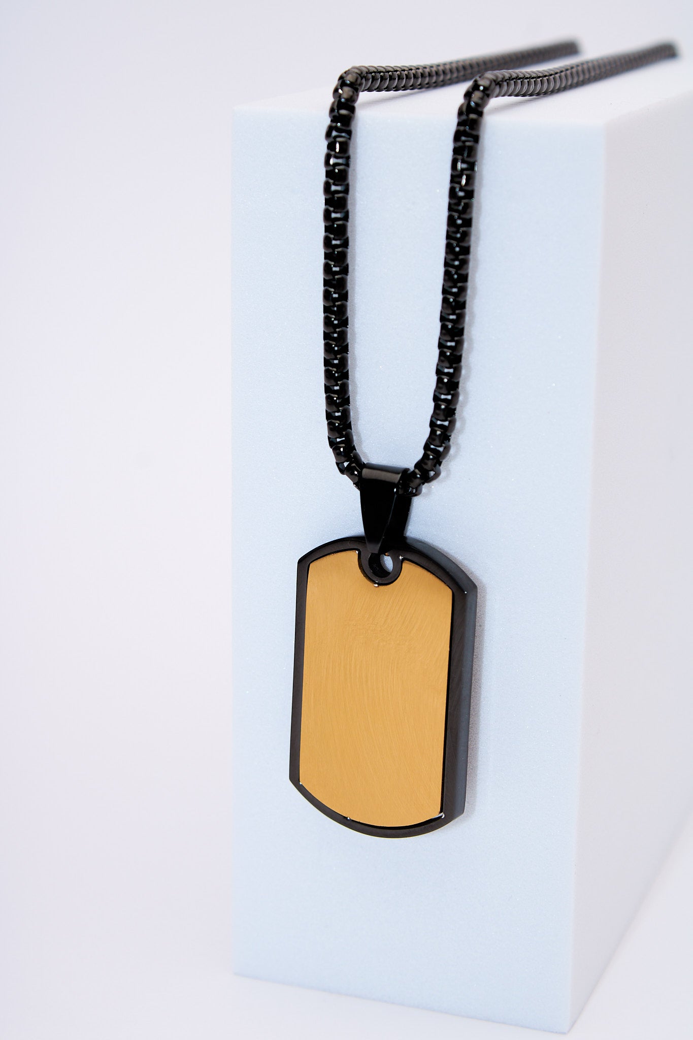 Collar placa tipo dog tag bicolor — placa dorada y marco negro