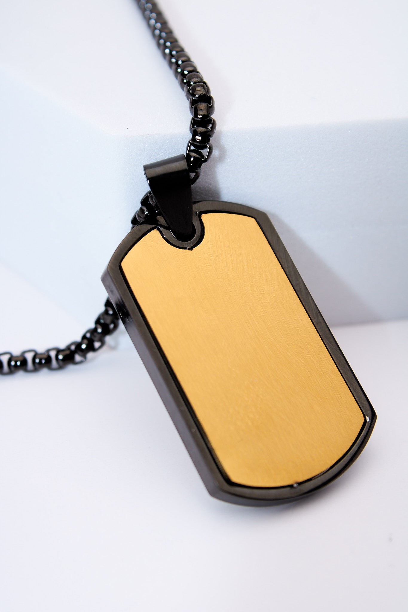 Collar placa tipo dog tag bicolor — placa dorada y marco negro