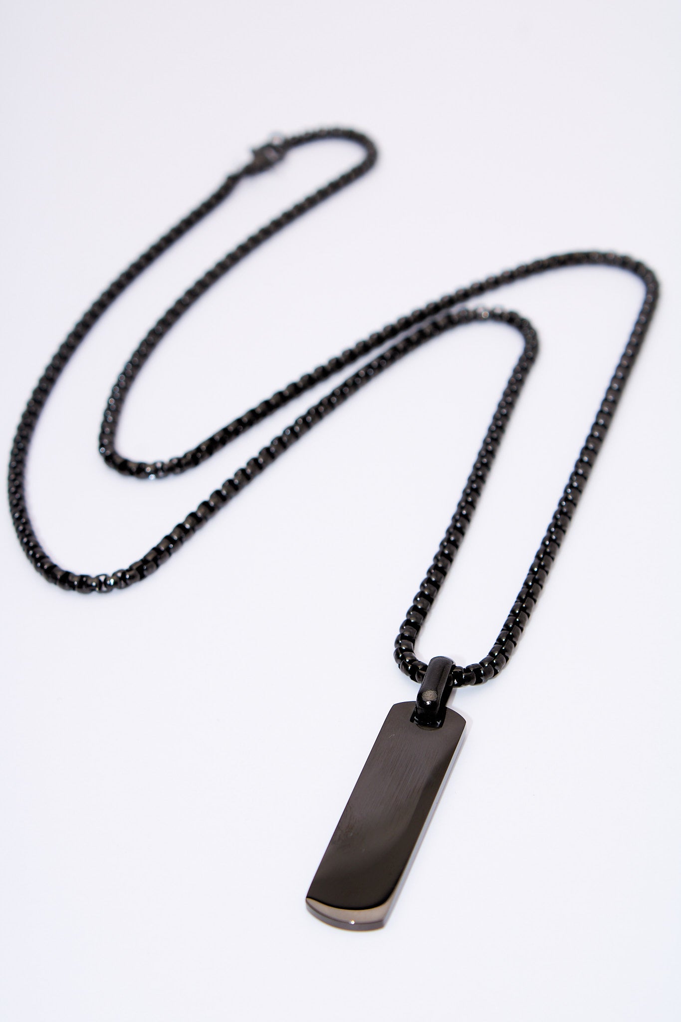 Collar placa rectángular negra — acero inoxidable