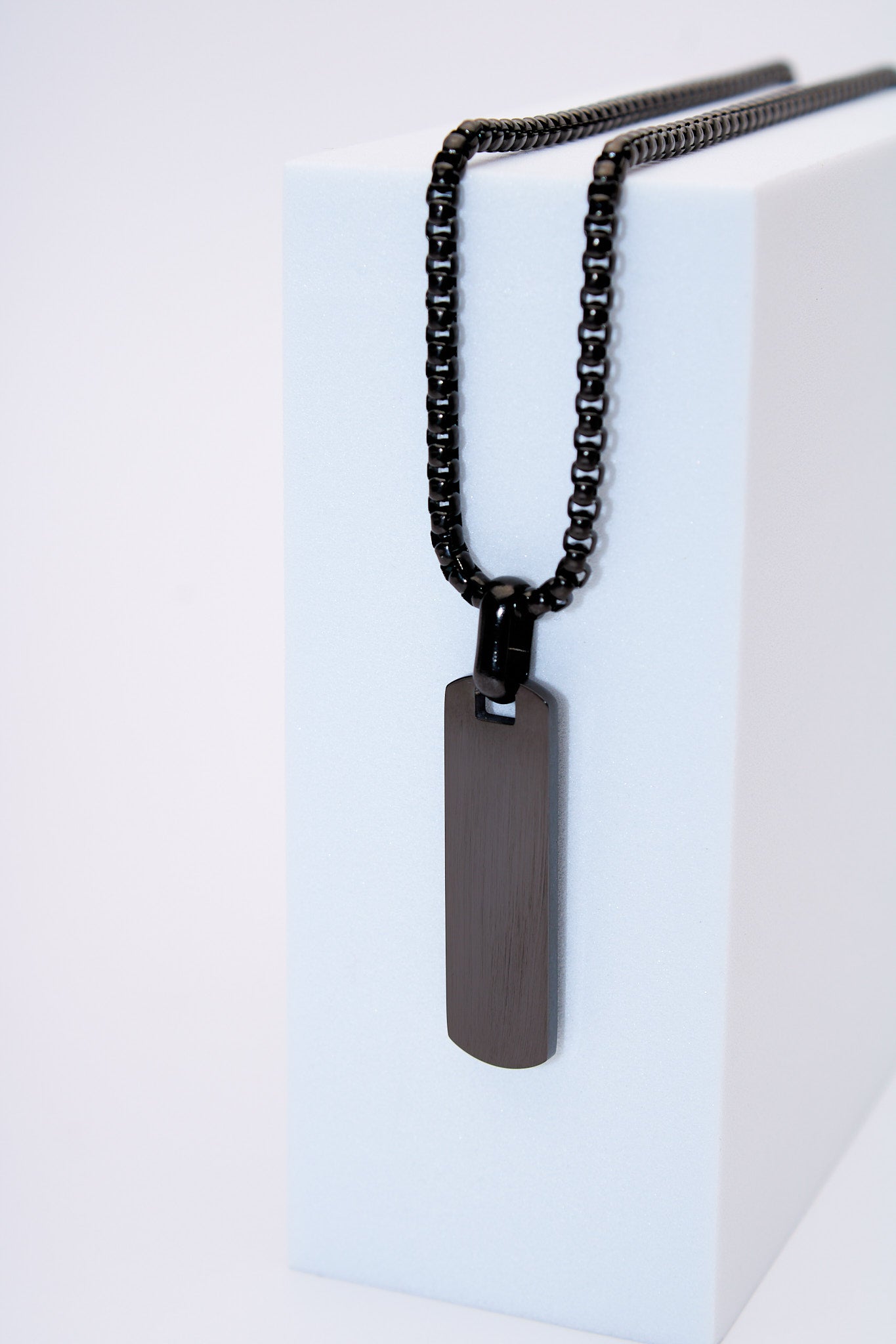 Collar placa rectángular negra — acero inoxidable