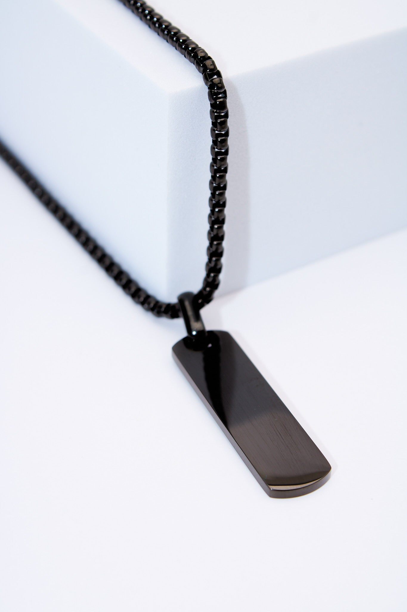 Collar placa rectángular negra — acero inoxidable