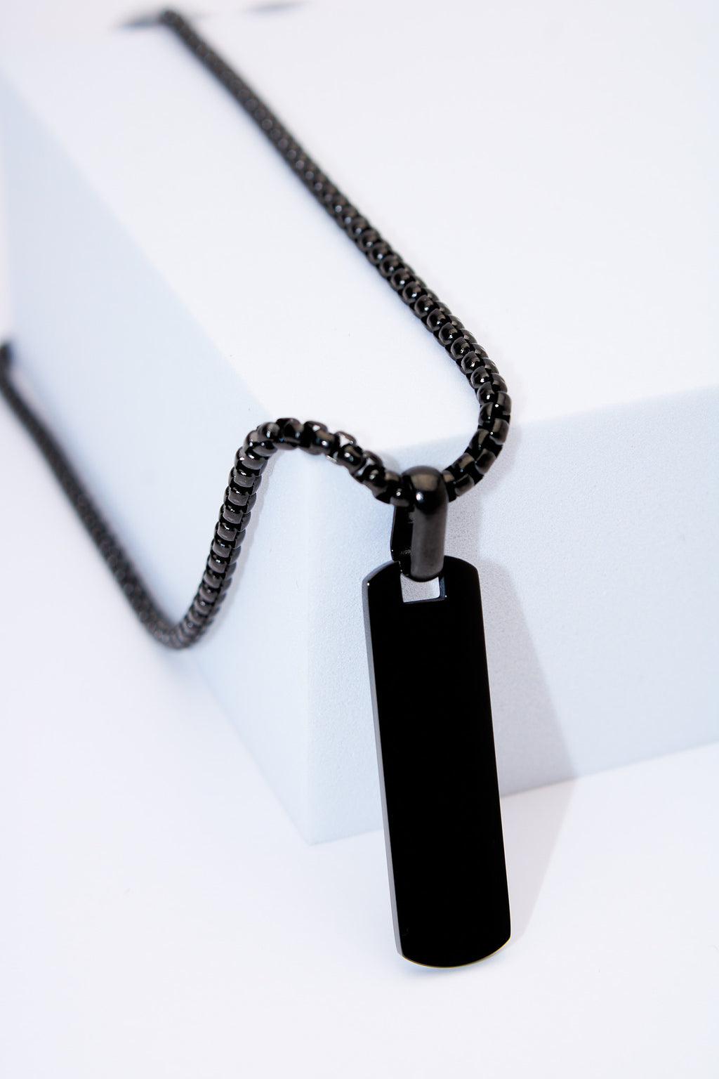 Collar placa rectángular negra — acero inoxidable