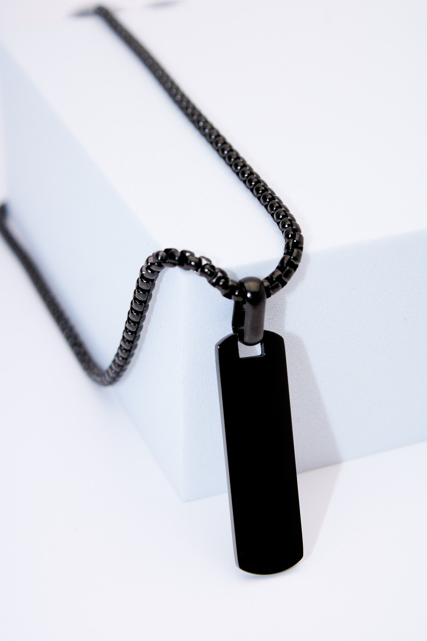 Collar placa rectángular negra — acero inoxidable