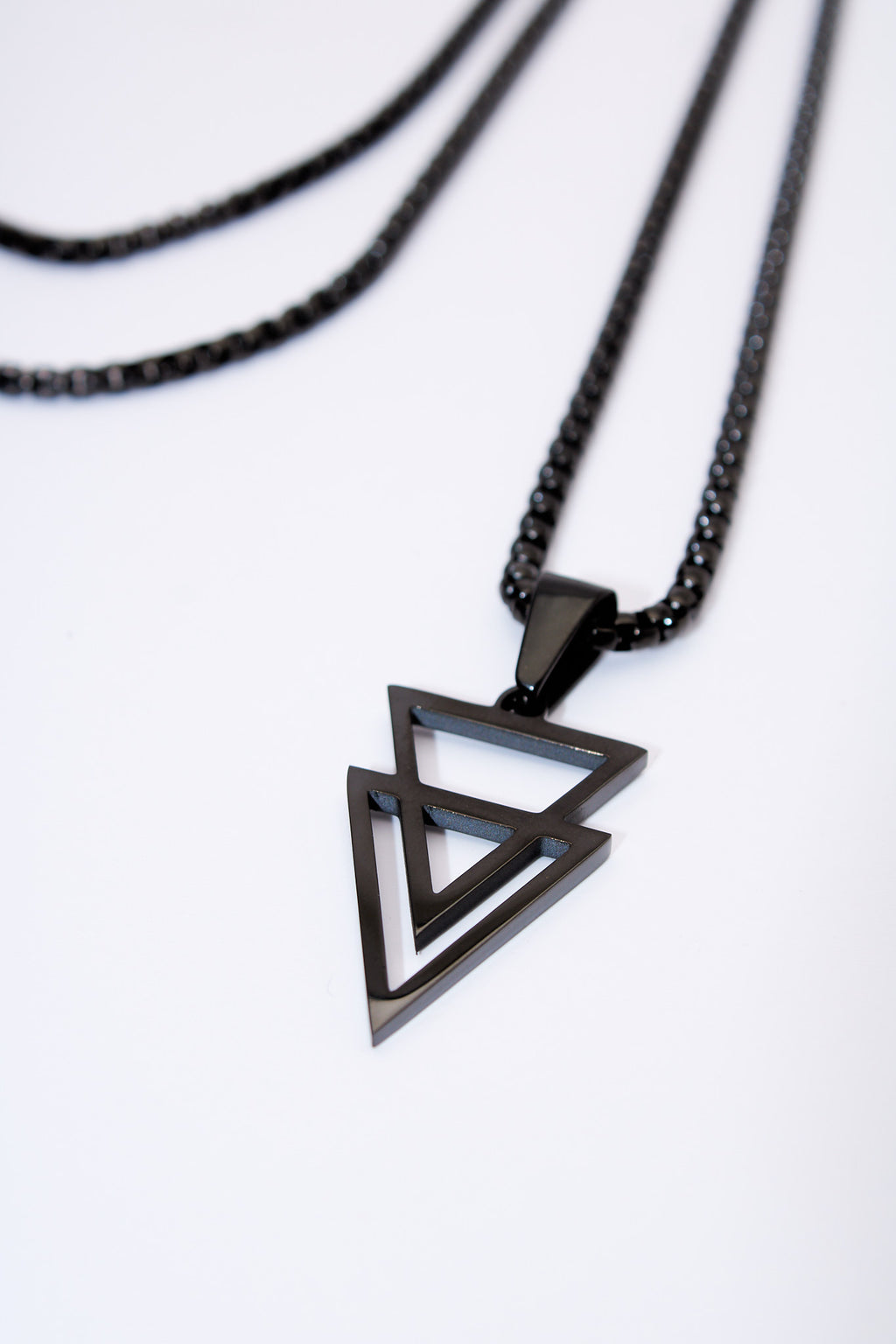 Collar triángulos geométricos negros — baño negro