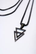 Collar triángulos geométricos negros — baño negro