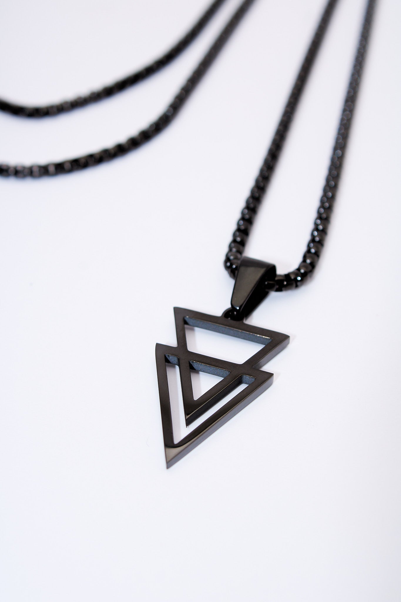 Collar triángulos geométricos negros — baño negro