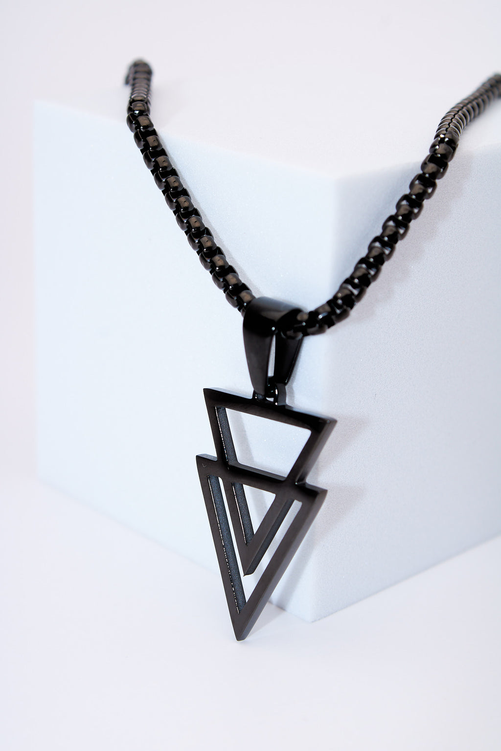 Collar triángulos geométricos negros — baño negro