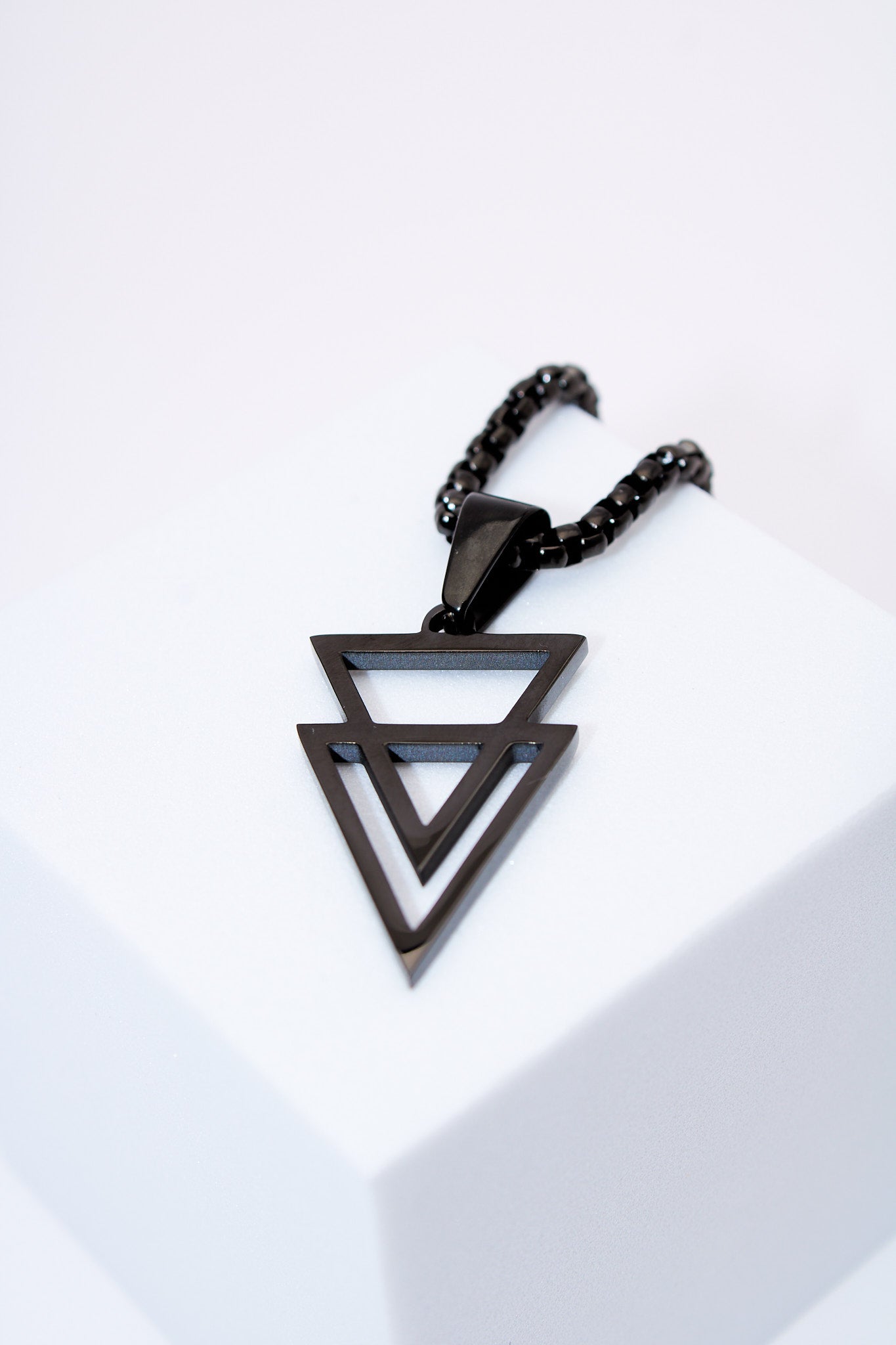 Collar triángulos geométricos negros — baño negro