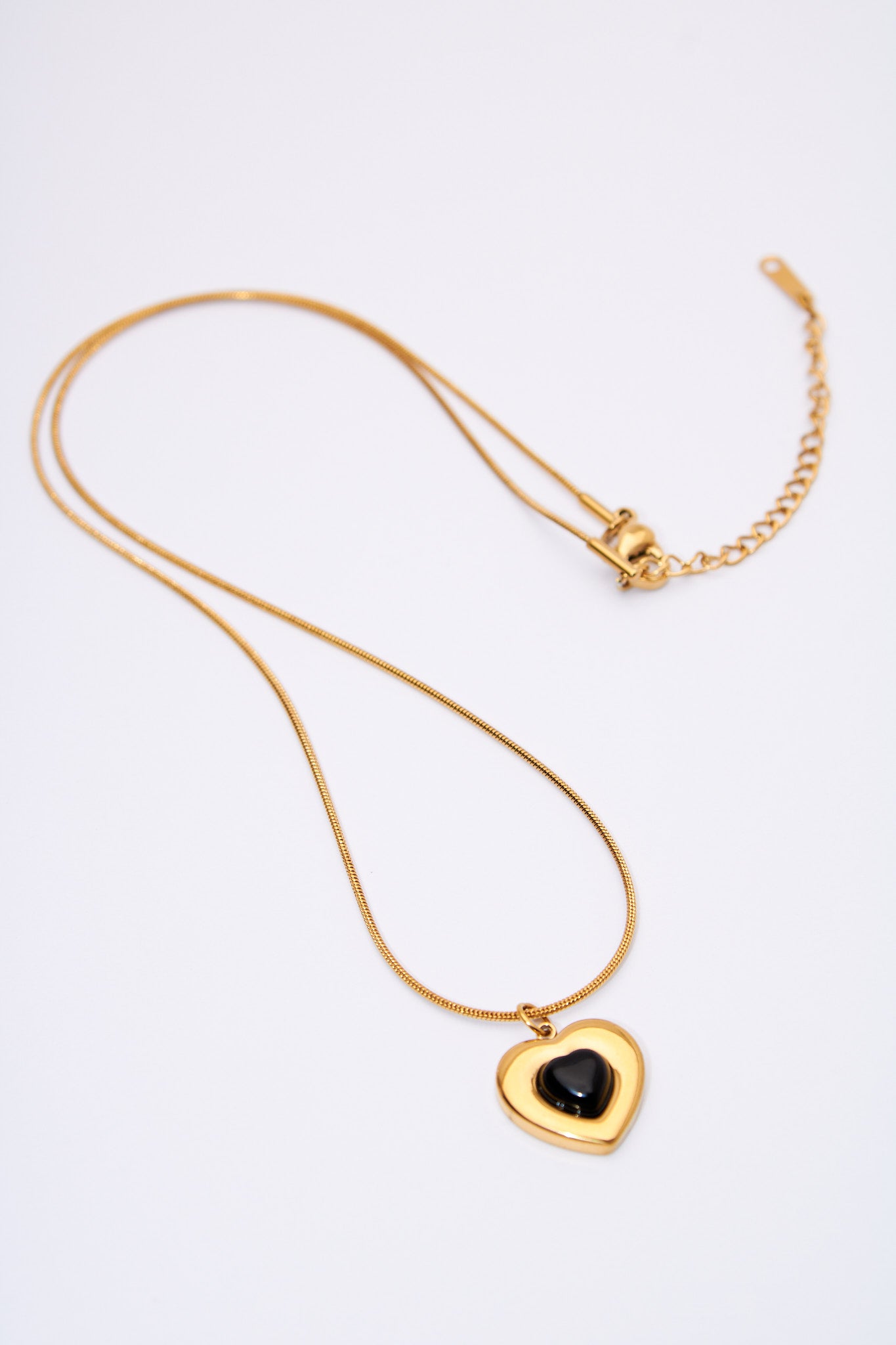 Collar corazón doble — baño dorado con cabujón negro