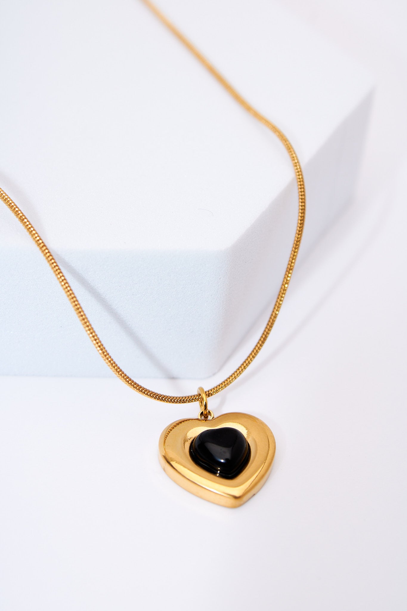 Collar corazón doble — baño dorado con cabujón negro