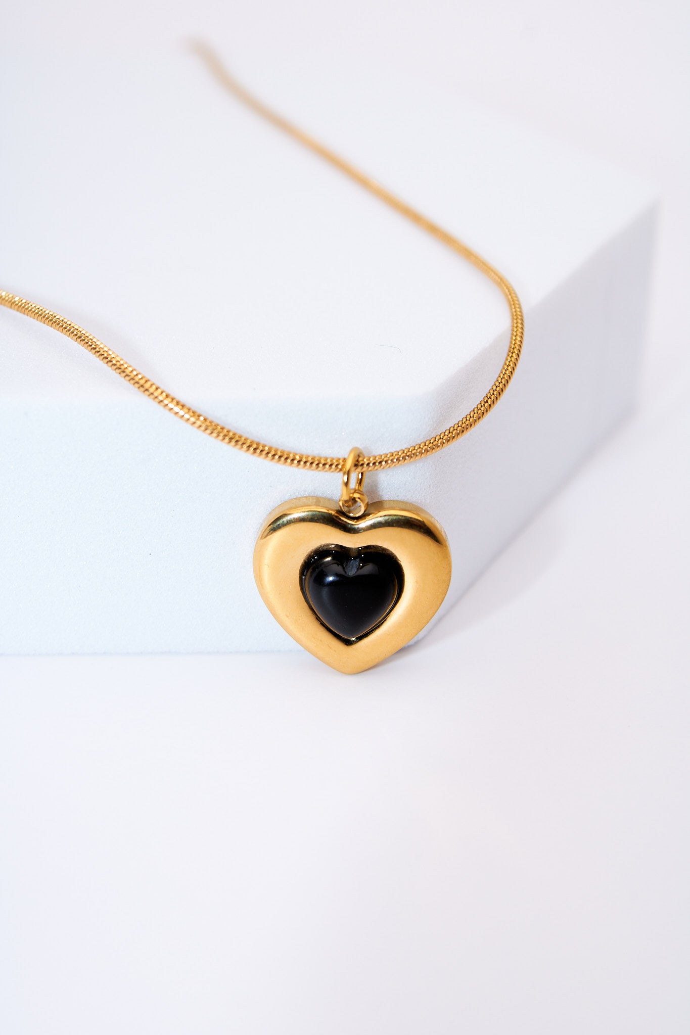 Collar corazón doble — baño dorado con cabujón negro