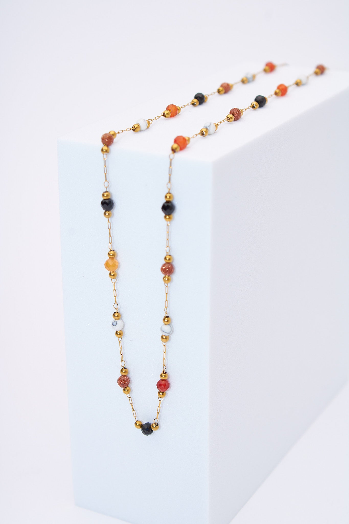 Collar cadena fina con cuentas multicolor — baño dorado