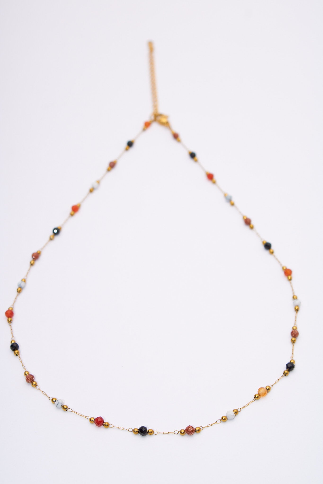 Collar cadena fina con cuentas multicolor — baño dorado