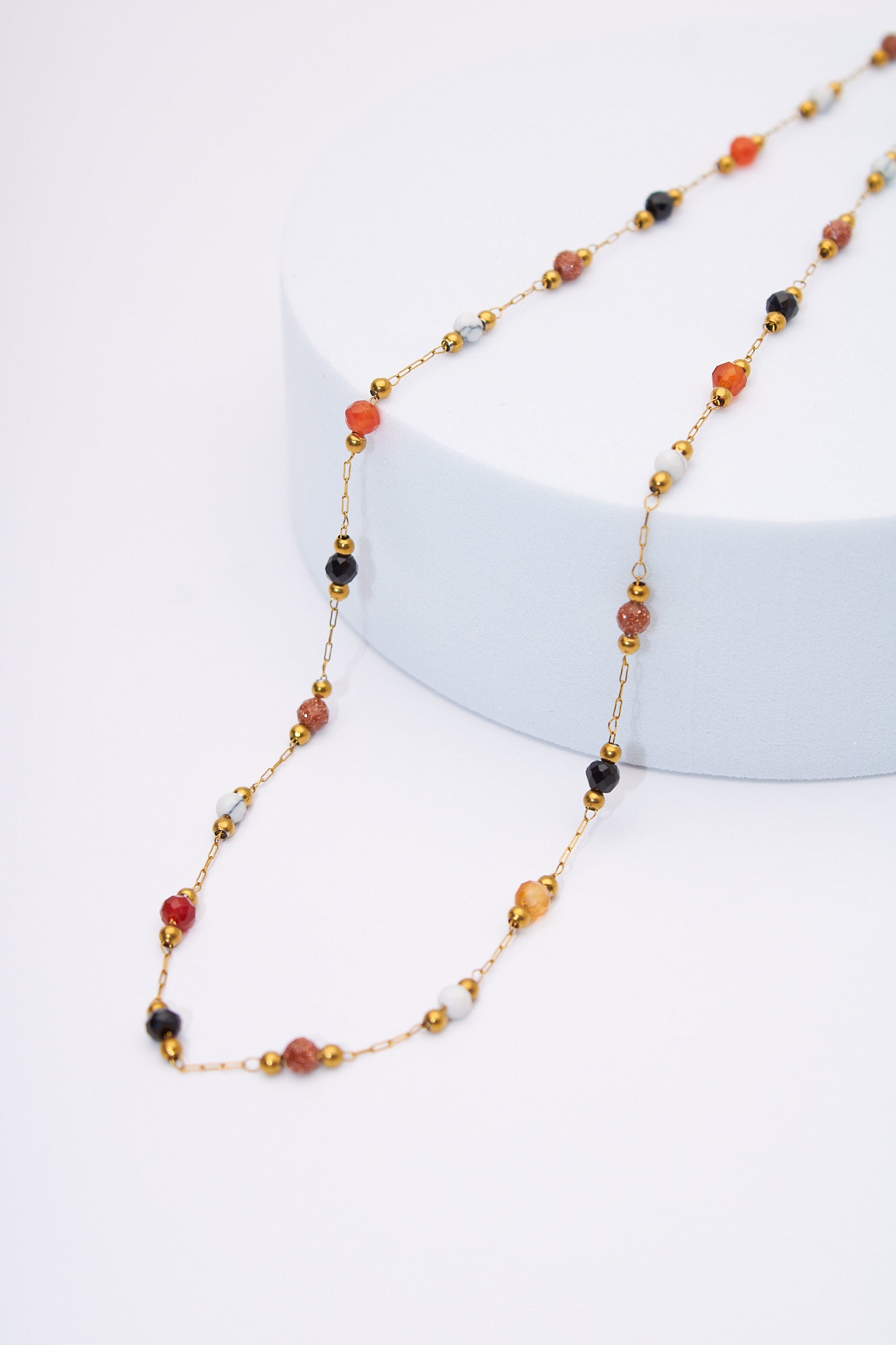 Collar cadena fina con cuentas multicolor — baño dorado