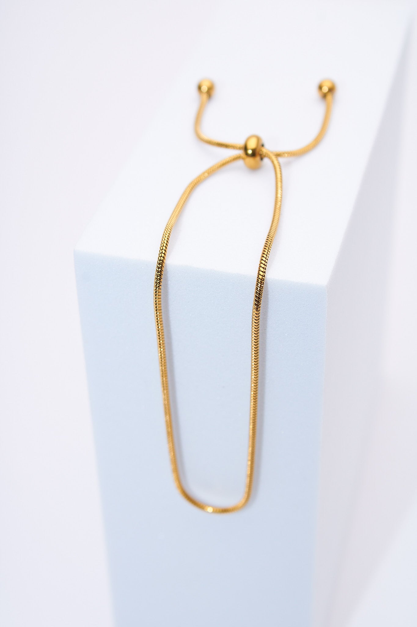 Pulsera ajustable serpiente dorada — deslizador y terminales esféricos