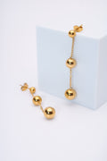 Aretes colgantes bolitas doradas — baño dorado
