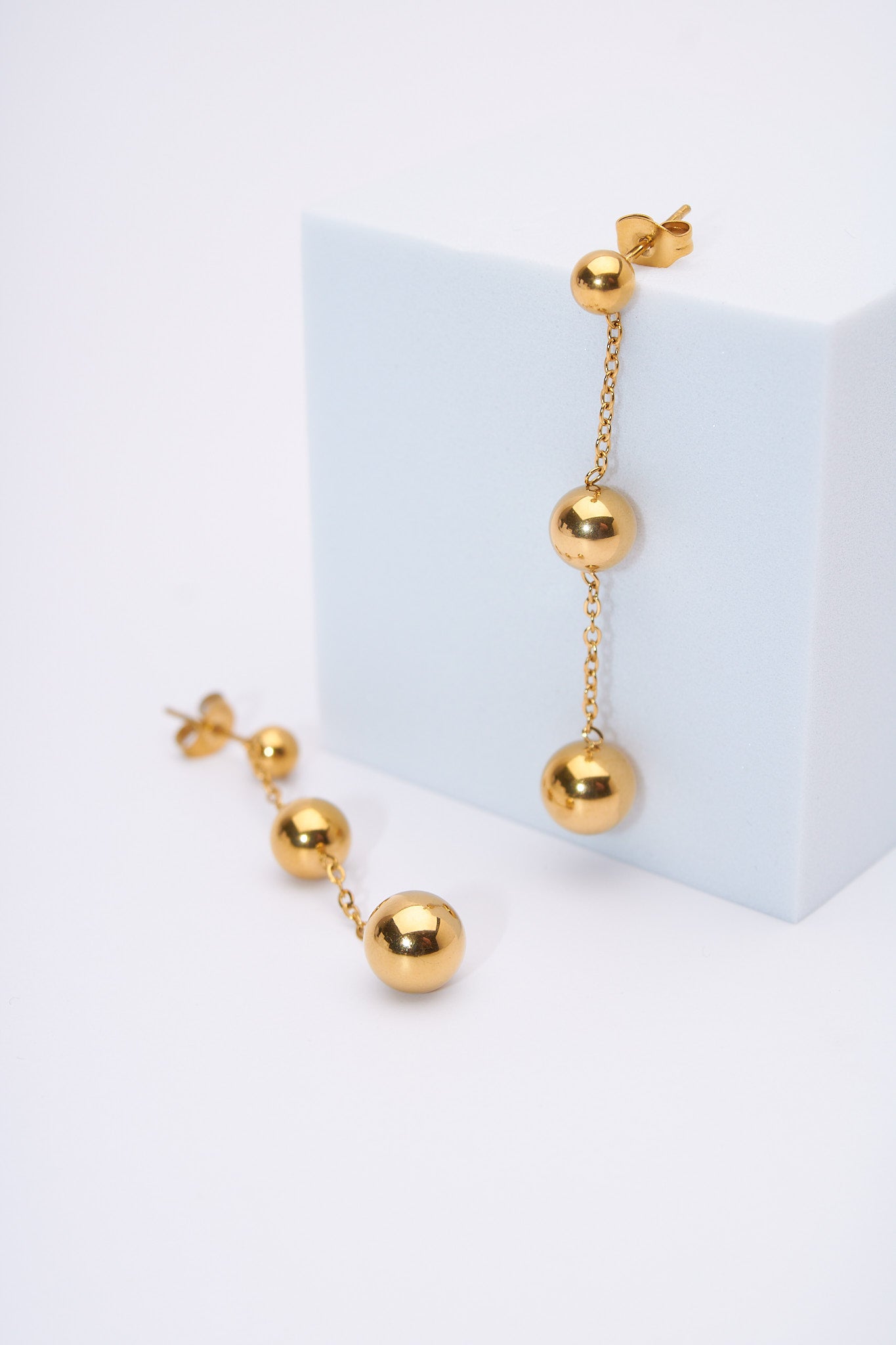 Aretes colgantes bolitas doradas — baño dorado