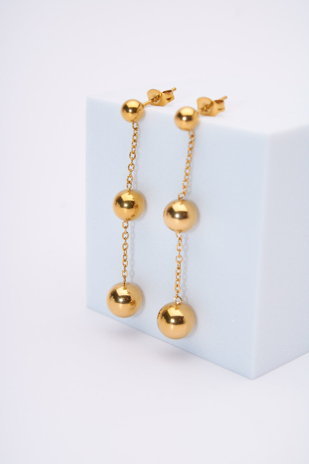 Aretes colgantes bolitas doradas — baño dorado